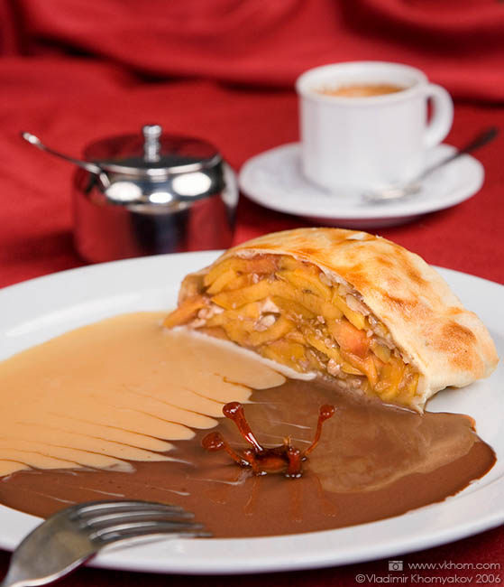 Штрудель з персиками