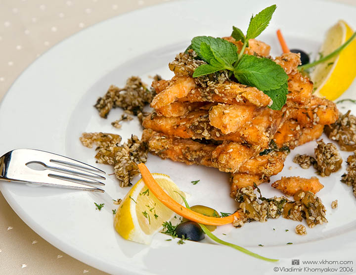 Лосось в кунжуті