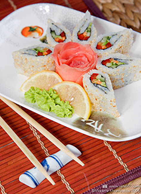 Каліфорнійські ролли в кунжутному насінні