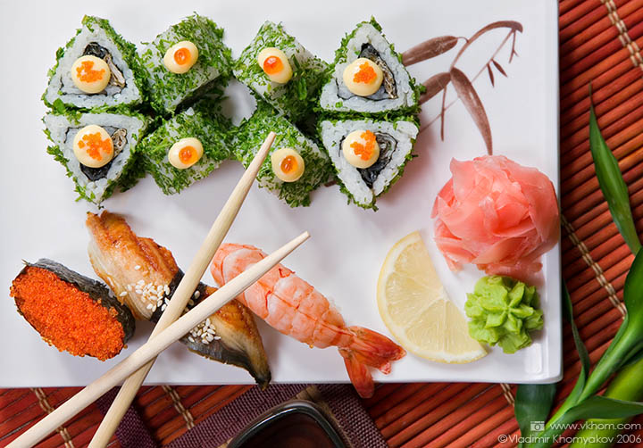 Бамбуковий ролл та су�?і з креветкою, вугром і ікрою летючої риби