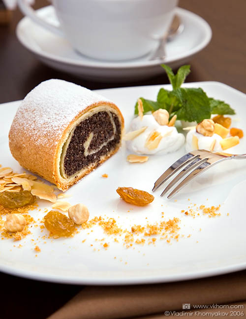 Штрудель з родзинками та яблуками