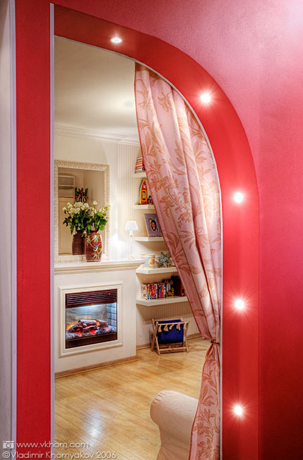 Вид на камін через арку