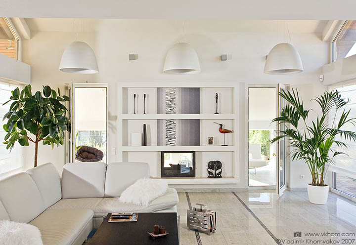 Білосніжна вітальня в сучасному стилі