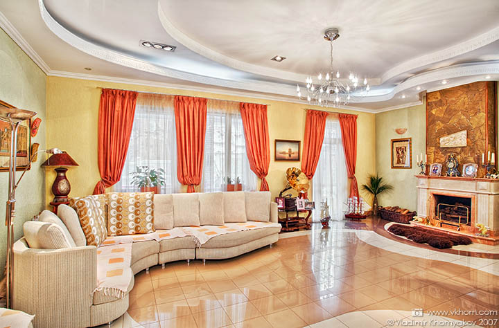 Вітальня з каміном у приватному будинку