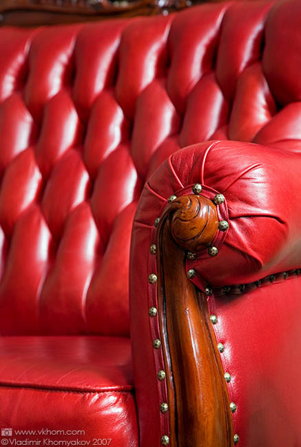 Червоний �?кіряний диван