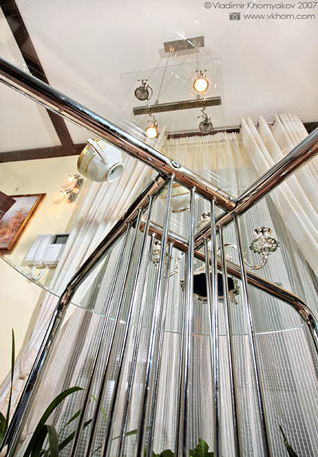 Скляний стіл