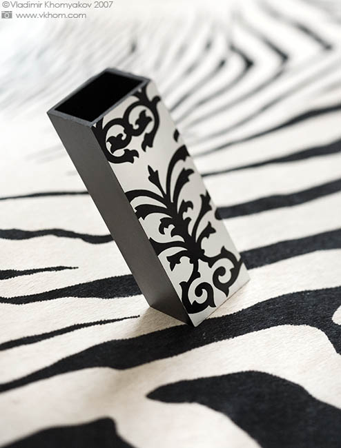 Монохромна ваза