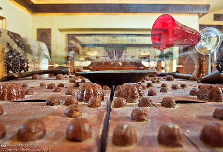 Чудо-стільниця: вид між склом і до�?кою